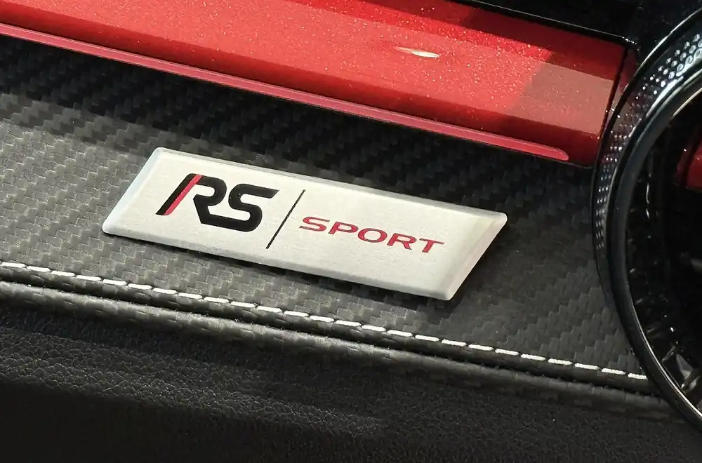 Dekorativní stříbrný interiérový štítek - RS/SPORT (s červeným detailem) Top Prodej