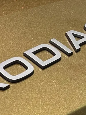 Autentický Škoda Kodiaq II-Zadní nápis KODIAQ original - tmavý chrom