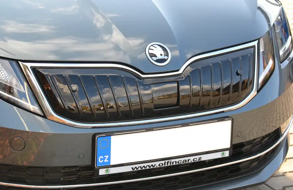 Škoda Octavia III facelift-Zimní clona přední masky KI-R glossy black Bezpečná Platba