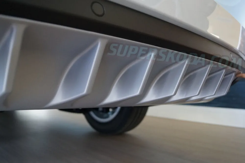 Nejlepší Volba Škoda Octavia III-Zadní středový difuzor - stříbrný