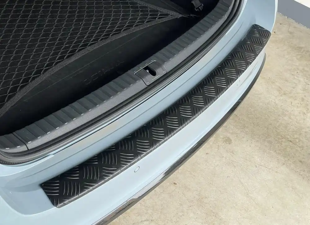 Nejlepší Volba Škoda Octavia IV combi-Kryt zadního nárazníku nerez AVISA - černý drážkový