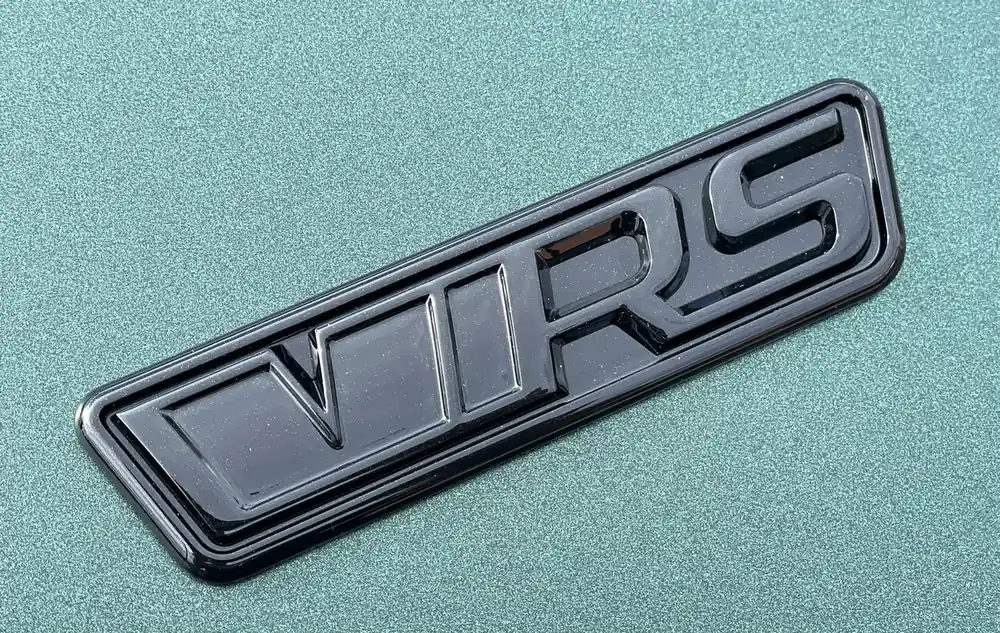 Škoda Octavia IV-Přední logo RS black magic F9R kompletně lakované Levný