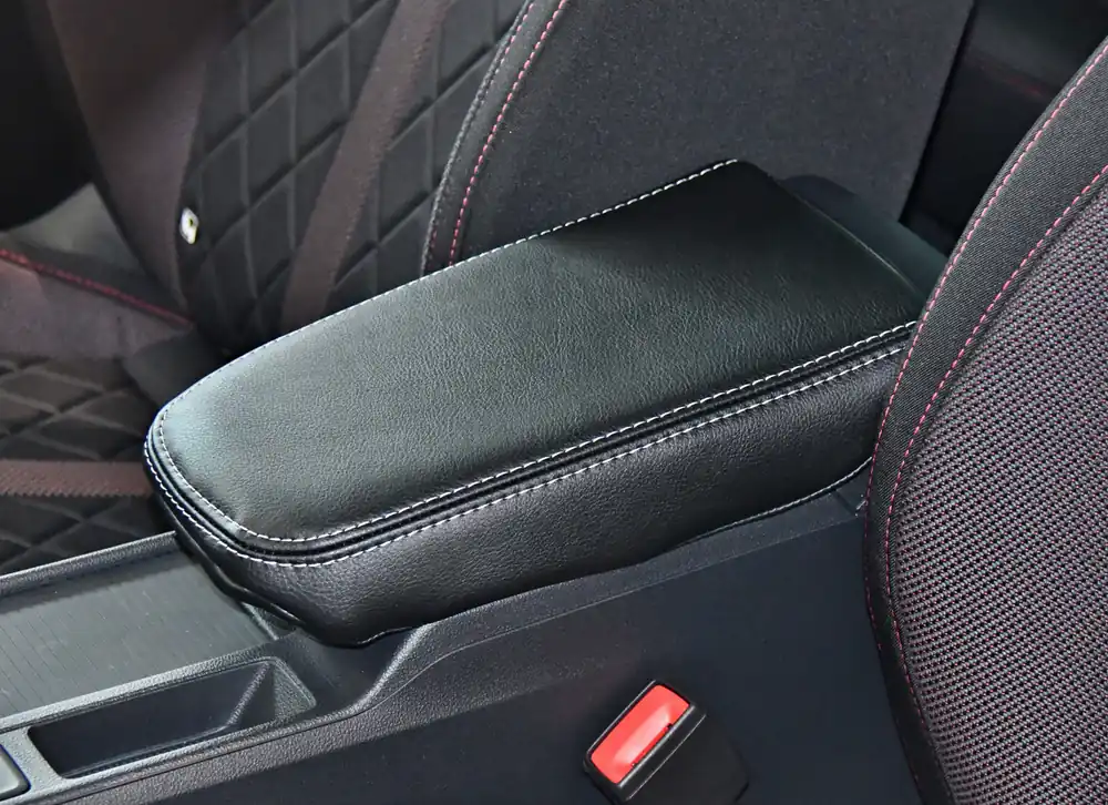 Škoda Octavia IV-Kožený potah loketní opěrky - bílé prošití Akční Nabídka