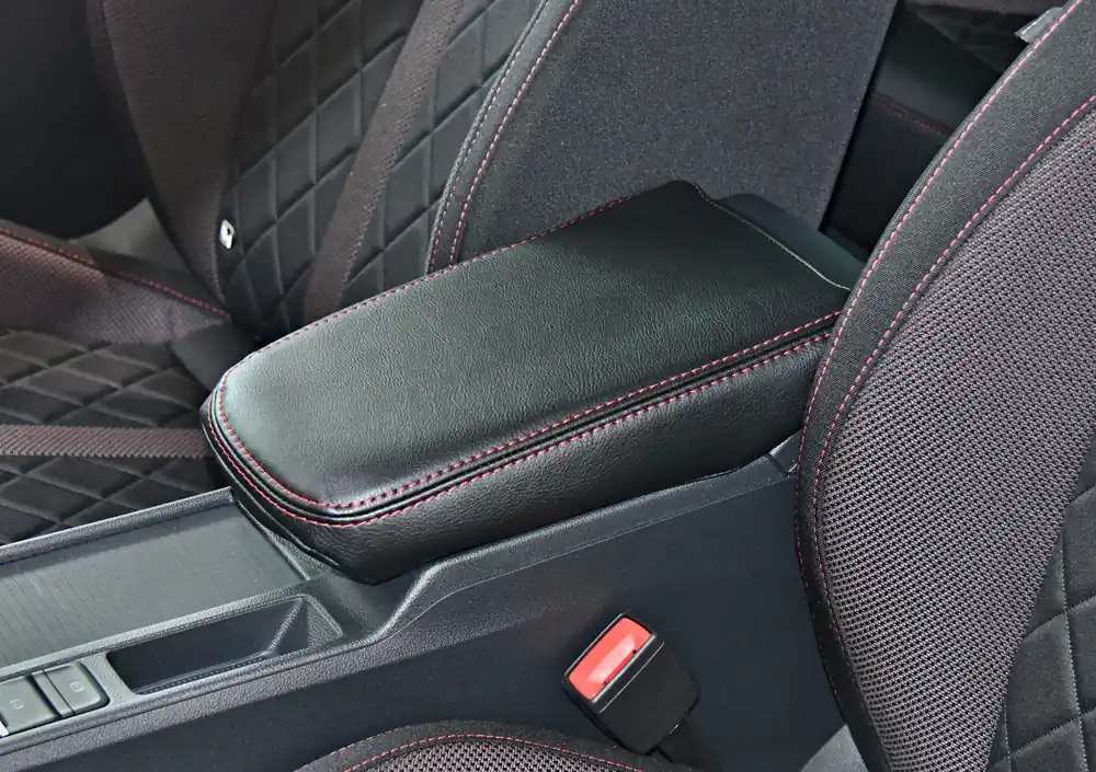 Vrácení Zdarma Škoda Octavia IV-Kožený potah loketní opěrky - červené prošití